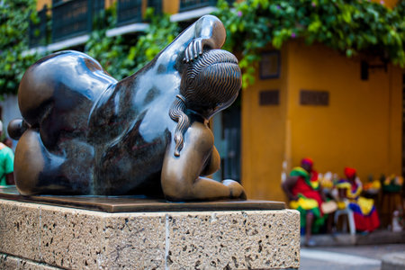 Fernando Botero's sculpture of the Reclined figure of the fat Gertrudis at the Santo Domingo square in Cartagena de Indiasのeditorial素材