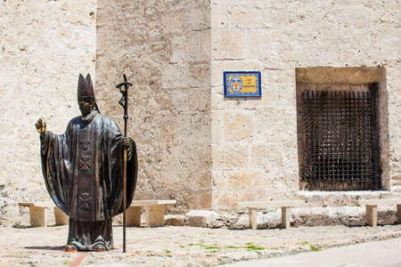 Statue of the Pope John Paul II located next to the Cathedral Saint Catherine of Alexandria in Cartagena de Indiasのeditorial素材