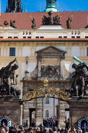 Tourists looking at midday guard change at the entrance of the Prague Castleのeditorial素材