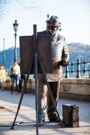 Statue of famous artist Roskovics Ignac painting at the beautiful Danube Promenadeのeditorial素材