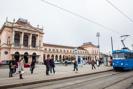 People in front of Glavni kolodvor the main railway station in Zagrebのeditorial素材