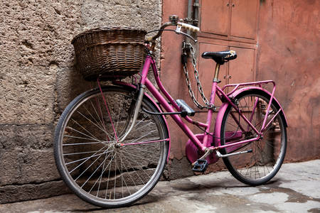 Parked bicycle at the beautiful streets of Pisaの写真素材
