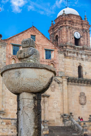 MONGUI, COLOMBIA - AUGUST, 2019: Fountain at the central square in the small town of Mongui with the historical Basilica of Our Lady of Mongui on backgroundの写真素材