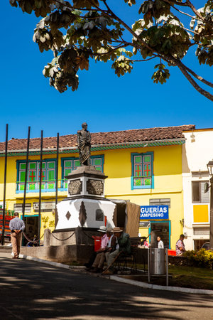 AGUADAS, COLOMBIA - JANUARY 15, 2024: Simon Bolivar statue at the Central square of the historical downtown of the heritage town of Aguadas in Colombia.のeditorial素材