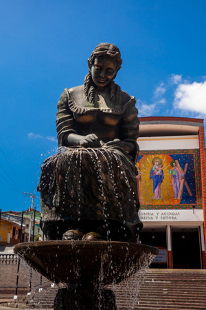 AGUADAS, COLOMBIA - JANUARY 15, 2024: Monument to the traditional Aguadas Hat Weaver at the historical center of the heritage town of Aguadas in Colombia.のeditorial素材