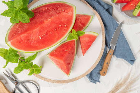 background, berry, board, closeup, concept, cut, delicious, dessert, diet, food, fresh, freshness, fruit, green, health, healthy, honey, juice, juicy, leaf, mint, natural, nobody, nutrition, organic,の写真素材