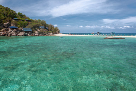 A secret waiting to be discovered and located only 15 minutes from Koh Tao. Nangyuan has one of the most beautiful beaches where you can sit and enjoy quiet sunsets on the beach, no cars or hustle or bustle.のeditorial素材