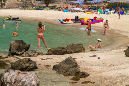 PATTAYA, THAILAND - MARCH 20 , 2012: tourists playing and relaxing at Beach, in Koh Larn ( Larn Island ) on March 20, 2012 in Pattaya, Thailand.のeditorial素材