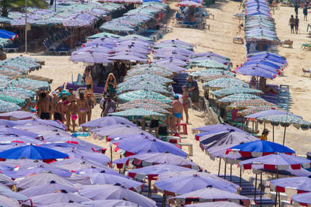 PATTAYA, THAILAND - MARCH 21 , 2012: tourists playing and relaxing at Beach, in Koh Larn ( Larn Island ) on March 21, 2012 in Pattaya, Thailand.のeditorial素材