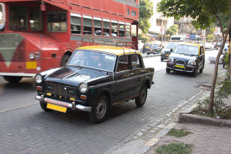 Taxis in Bombay  In the background is a typical Bombay busのeditorial素材
