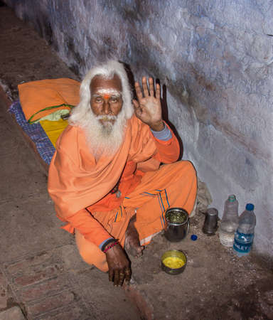 sadhu at the ghats of the holy hindhu city of Varanasiのeditorial素材