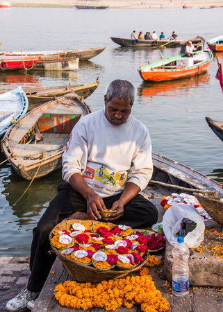 a vendor of candles to be set into the river on the ghats of varanasiのeditorial素材