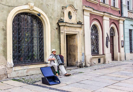 A street musician at the old market of Poznan, Poland  The market is from the  the 16th century のeditorial素材