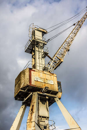 A historic crane at the harbor of Hamburg, Germany.のeditorial素材