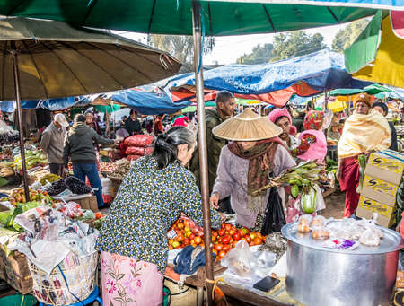 myanmar woman on the market of Keng Tung in the north of Myanmarのeditorial素材