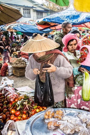 myanmar woman on the market of Keng Tung in the north of Myanmarのeditorial素材
