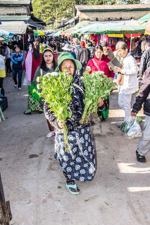 myanmar woman with flowers on the market of Keng Tung in the north of Myanmarのeditorial素材