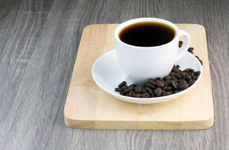black coffee with coffee bean on wooden tableの写真素材