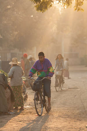 BAGAN, MYANMAR - JANUARY 25: People life in Yong U Market, is a morning market selling rice, fish, vegetables, flower, clothes, souvenirs on January 25, 2009 in Bagan Myanmar.のeditorial素材