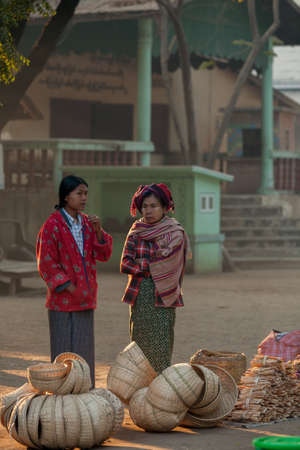 BAGAN, MYANMAR - JANUARY 25: People life in Yong U Market, is a morning market selling rice, fish, vegetables, flower, clothes, souvenirs on January 25, 2009 in Bagan Myanmar.のeditorial素材