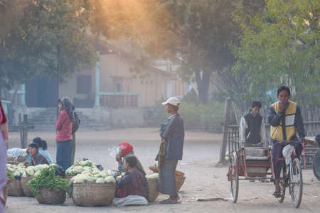 BAGAN, MYANMAR - JANUARY 25: People life in Yong U Market, is a morning market selling rice, fish, vegetables, flower, clothes, souvenirs on January 25, 2009 in Bagan Myanmar.のeditorial素材