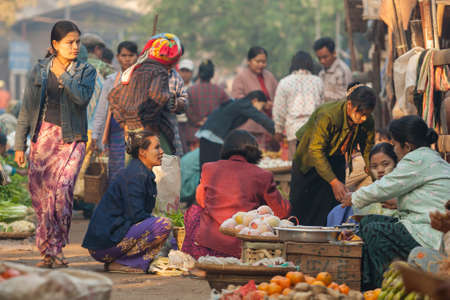 BAGAN, MYANMAR - JANUARY 25: People life in Yong U Market, is a morning market selling rice, fish, vegetables, flower, clothes, souvenirs on January 25, 2009 in Bagan Myanmar.のeditorial素材