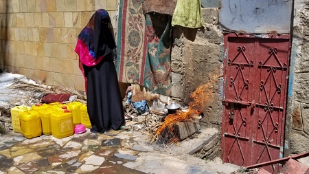 "Taiz / Yemen - Nov 21 2018: A displaced woman from Hodeidah to the city of Taiz because of the war"のeditorial素材