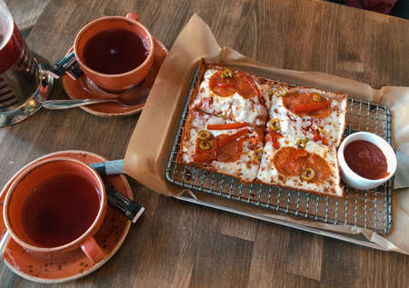 pizza and berry teaの写真素材