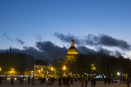 Night city, St. Isaac's Cathedral, people are buzzing along the street.のeditorial素材