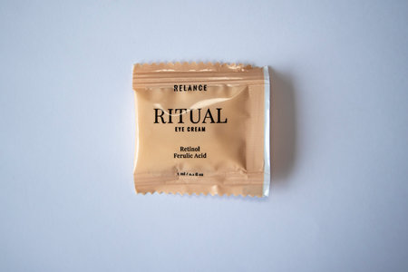 IRPEN, UKRAINE, OKTOBER 23 20222, Relance Retinol Ferulic Acid Eye Cream Sample, Illustrative Editorial.のeditorial素材
