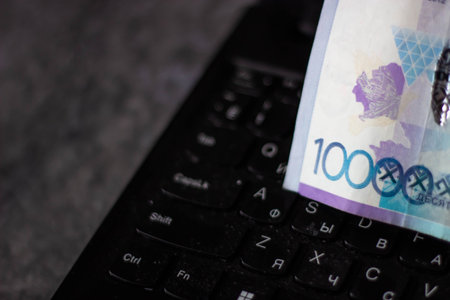 Polish zloty banknotes on the keyboard of a calculatorの写真素材