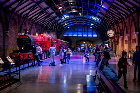Visitors at platform 9 3/4 and Hogwarts Express in Warner Brothers Harry Potter Studio Tour, Londonのeditorial素材