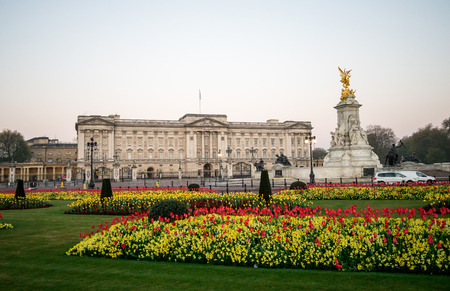 Flower-beds, Queen Victoria memorial and Buckingham Palace in London, Englandのeditorial素材