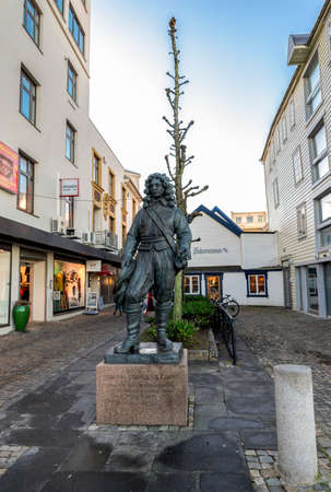 A statue of Norwegian-Dutch famous Admiral Cornelius Cruys in Stavanger city centre, Norway, December 2017. Statue is erected in 2000, Sculptor â Per Ungのeditorial素材