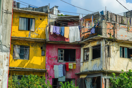 Colorful shanties stand alongside opulent villas, highlighting the stark social inequality amidst contrasting living conditions.の素材
