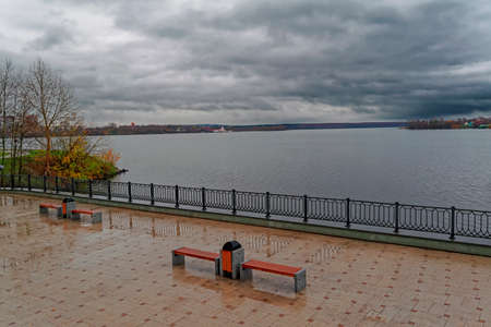 Embankment of the city pond on a rainy autumn dayの写真素材