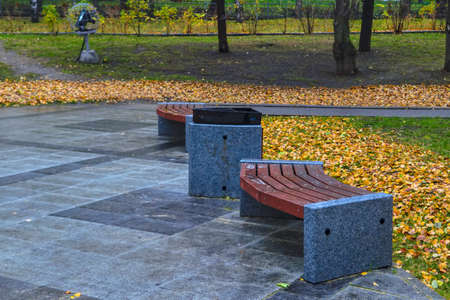 Autumn park bench, rainy texture background. Rain in autumn park, drops of water.の写真素材