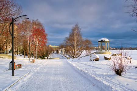 Embankment of the city pond winter city landscape.の写真素材