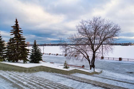 Embankment of the city pond winter city landscape.の写真素材