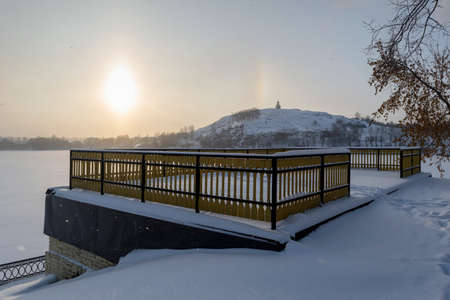 Embankment of the city pond winter city landscape.の写真素材