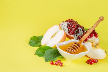 Rosh hashana jewish holiday concept - apples, honey, pomegranateの写真素材