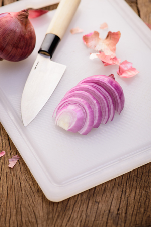 Red Onion Slices on white blockの写真素材