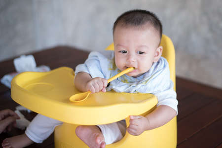 baby boy eating foodの写真素材
