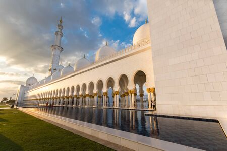 ABU DHABI, UAE - FEBRUARY 01: Sheikh Zayed Grand Mosque, Abu Dhabi, UAE on February 01, 2016 in Abu Dhabi. The 3rd largest mosque in the worldのeditorial素材
