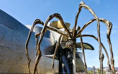 The modern Guggenheim museum and the giant spider