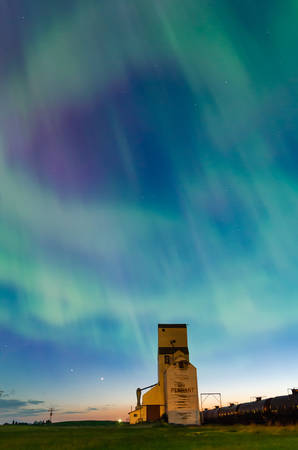 Aurora Borealis over a historic grain elevator in Pennant, Saskatchewan, Canadaのeditorial素材