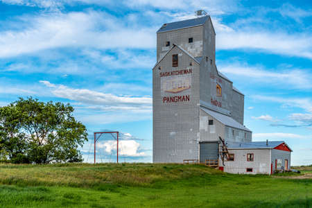 Pangman, Saskatchewan, Canada- July 18, 2020: The abandoned Wheat Pool grain elevator in the town of Pangman, Saskatchewan, Canadaのeditorial素材