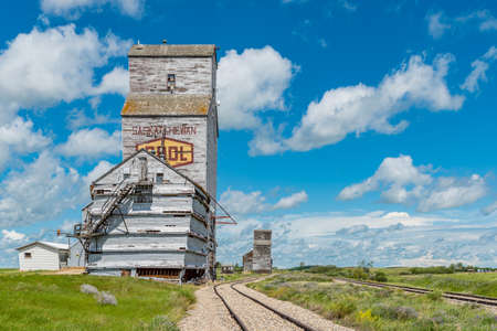 Horizon, Saskatchewan, Canada- July 18, 2020: The abandoned Wheat Pool and Federal grain elevators in the ghost town of Horizon, Saskatchewan, Canadaのeditorial素材