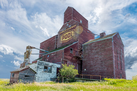 Viceroy, Saskatchewan, Canada- July 18, 2020: Storm clouds over the abandoned Wheat Pool grain elevator in the ghost town of Viceroy Saskatchewan, Canadaのeditorial素材