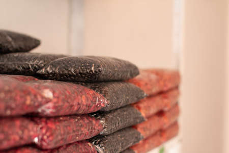 Frijoles apilados en bolsas transparentes. Tienda de granos latina. Tienda natural.の写真素材